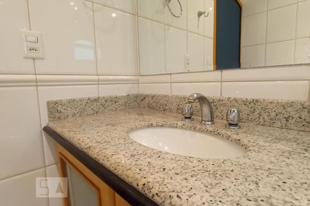 Casa para alugar com 380m², 3 quartos e 5 vagas Casa para alugar com 380m², 3 quartos e 5 vagasDetalhe banheiro suíte - Pia