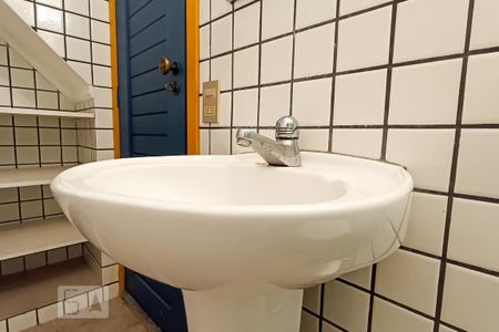 Casa para alugar com 380m², 3 quartos e 5 vagas Casa para alugar com 380m², 3 quartos e 5 vagasDetalhe banheiro serviço - Pia