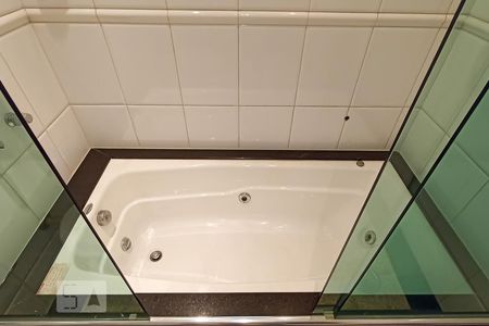 Casa para alugar com 380m², 3 quartos e 5 vagas Casa para alugar com 380m², 3 quartos e 5 vagasDetalhe banheiro suíte - Banheira