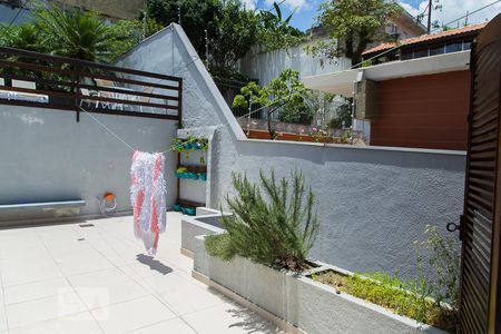 Vista da sala de estar de casa à venda com 3 quartos, 470m² em Vila Guarani (z Sul), São Paulo