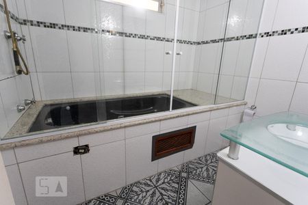 Banheiro  de casa à venda com 3 quartos, 180m² em Centro, Diadema