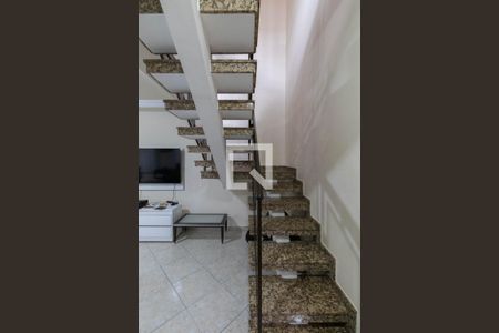 Escadas de casa à venda com 3 quartos, 175m² em Jardim Ponte Rasa, São Paulo