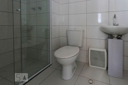 Banheiro de kitnet/studio para alugar com 1 quarto, 32m² em Vila Ema, São Paulo