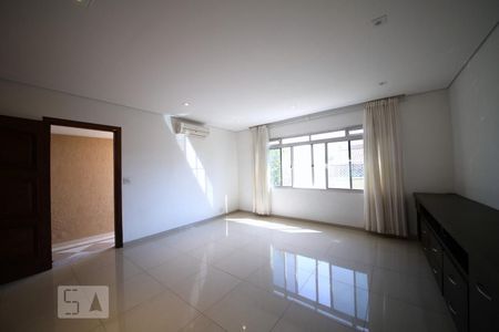 Sala de casa à venda com 3 quartos, 230m² em Jardim Aeroporto, São Paulo