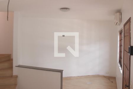 Sala de casa à venda com 2 quartos, 100m² em Vila Pirajussara, São Paulo