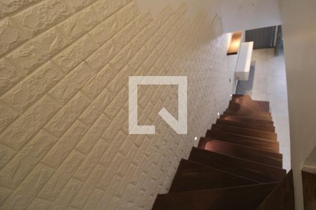 Escada de casa de condomínio para alugar com 2 quartos, 65m² em Vila Sao Pedro, São Paulo