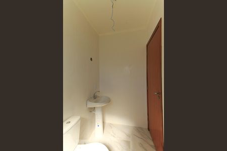 Banheiro da suíte 1 de casa de condomínio à venda com 3 quartos, 160m² em Aberta dos Morros, Porto Alegre