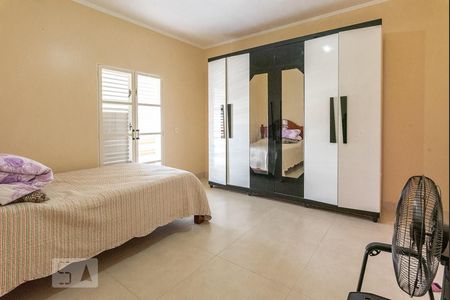 Casa à venda com 240m², 4 quartos e 3 vagas Casa à venda com 240m², 4 quartos e 3 vagasQuarto 1