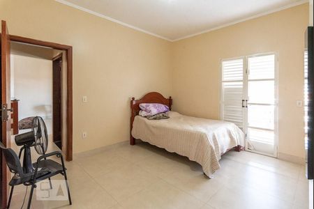 Casa à venda com 240m², 4 quartos e 3 vagas Casa à venda com 240m², 4 quartos e 3 vagasQuarto 1