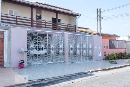 Casa à venda com 240m², 4 quartos e 3 vagas Casa à venda com 240m², 4 quartos e 3 vagasFachada