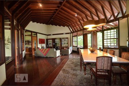 Sala de casa de condomínio à venda com 4 quartos, 379m² em Badu, Niterói