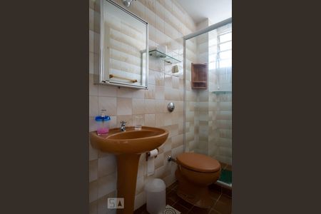 Banheiro de apartamento à venda com 1 quarto, 64m² em Santo Antônio, Porto Alegre