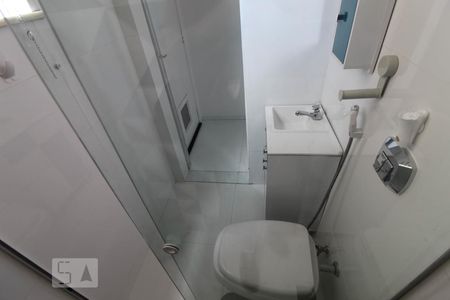 Banheiro de kitnet/studio para alugar com 1 quarto, 28m² em Centro, Rio de Janeiro
