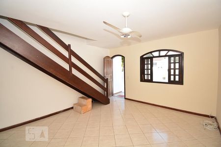 Sala de casa para alugar com 2 quartos, 80m² em Jardim Sulacap, Rio de Janeiro