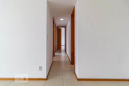 Corredor de apartamento para alugar com 3 quartos, 76m² em Jacarepaguá, Rio de Janeiro