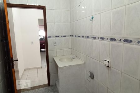 Banheiro de casa para alugar com 1 quarto, 60m² em Vila Paulo Silas, São Paulo