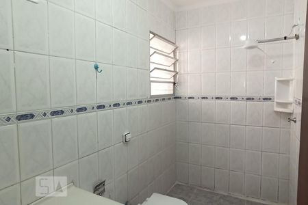 Banheiro de casa para alugar com 1 quarto, 60m² em Vila Paulo Silas, São Paulo