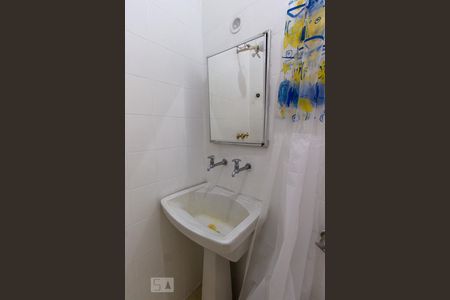 Banheiro de kitnet/studio para alugar com 1 quarto, 21m² em Botafogo, Rio de Janeiro