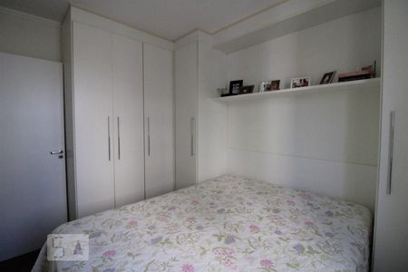 Suíte - Armários  de apartamento para alugar com 2 quartos, 51m² em Vila Anastácio, São Paulo