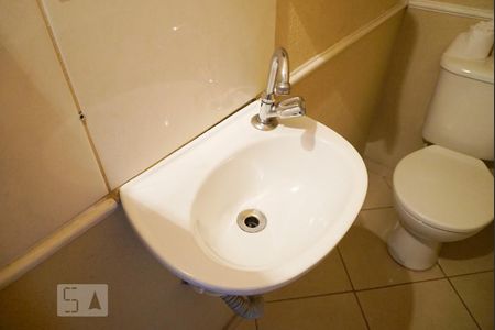 Lavabo de casa de condomínio para alugar com 2 quartos, 70m² em Vila Laís, São Paulo