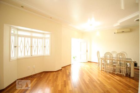 Sala de casa para alugar com 4 quartos, 240m² em Sítio do Morro, São Paulo