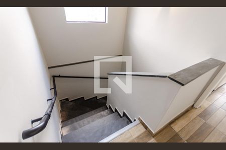 Escada de casa para alugar com 3 quartos, 199m² em Jardim Santo Elias, São Paulo