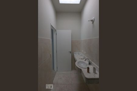 Banheiro de casa para alugar com 2 quartos, 80m² em Vila Tramontano, São Paulo