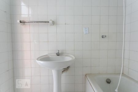 Banheiro de kitnet/studio para alugar com 1 quarto, 30m² em Funcionários, Belo Horizonte