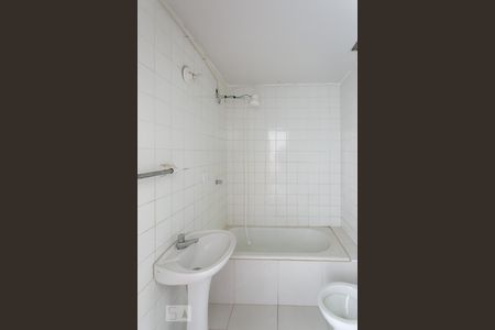 Banheiro de kitnet/studio para alugar com 1 quarto, 30m² em Funcionários, Belo Horizonte