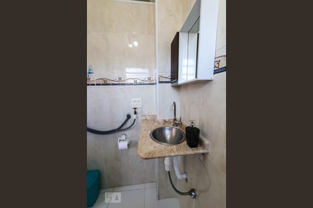 Banheiro de kitnet/studio para alugar com 1 quarto, 31m² em Liberdade, São Paulo