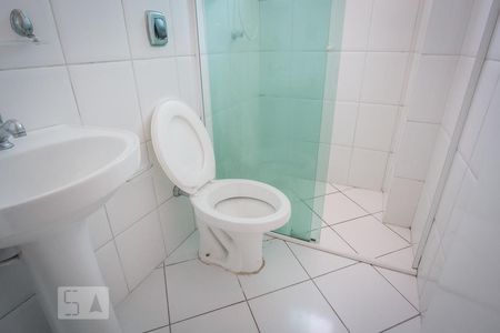 Banheiro de apartamento para alugar com 1 quarto, 34m² em Portão, Curitiba