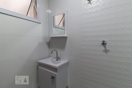 Banheiro de apartamento para alugar com 2 quartos, 40m² em Jardim Piqueroby, São Paulo