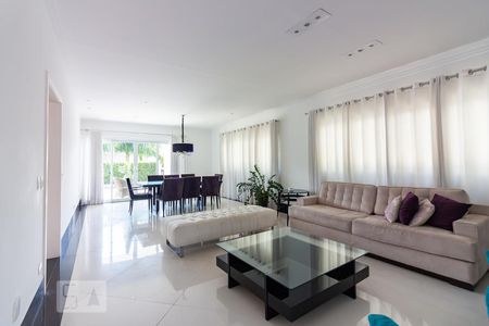 Casa de condomínio à venda com 490m², 4 quartos e 6 vagasSala