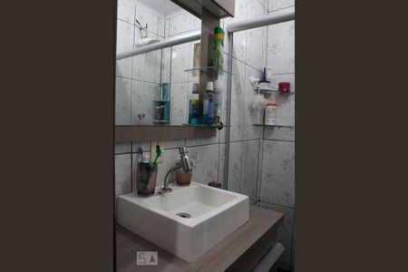Banheiro de casa à venda com 2 quartos, 72m² em Mathias Velho, Canoas