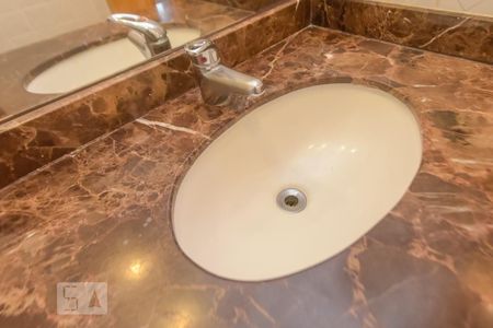 Banheiro de kitnet/studio para alugar com 1 quarto, 35m² em Higienópolis, São Paulo