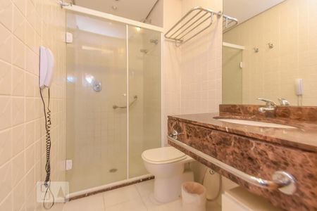 Banheiro de kitnet/studio para alugar com 1 quarto, 35m² em Higienópolis, São Paulo