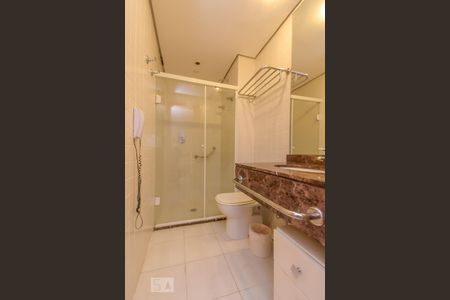 Banheiro de kitnet/studio para alugar com 1 quarto, 35m² em Higienópolis, São Paulo