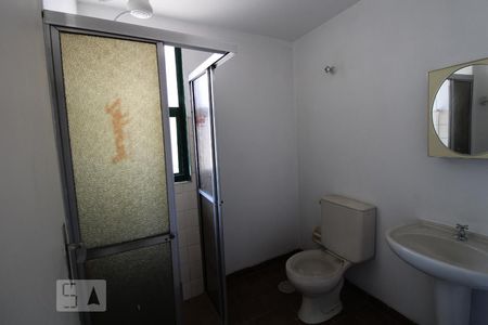 Banheiro de kitnet/studio para alugar com 1 quarto, 45m² em Centro, Campinas