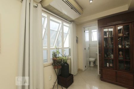 SALA de casa à venda com 3 quartos, 400m² em Santa Maria Goretti, Porto Alegre