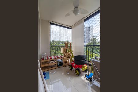 Sala de apartamento à venda com 2 quartos, 74m² em Jardim Tupanci, Barueri