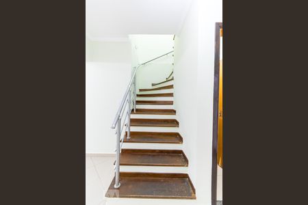 Escadas de casa para alugar com 2 quartos, 144m² em Jardim Oriental, São Paulo