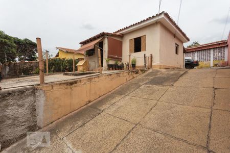 Casa à venda com 413m², 4 quartos e 3 vagas Casa à venda com 413m², 4 quartos e 3 vagasEntrada da Garagem
