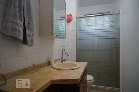 Banheiro de apartamento à venda com 1 quarto, 45m² em Jardim Floresta, Porto Alegre