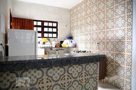 Cozinha de casa de condomínio para alugar com 2 quartos, 73m² em Maracanã, Praia Grande