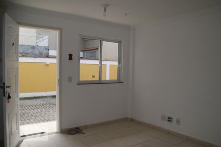 Sala de casa de condomínio para alugar com 2 quartos, 70m² em Taquara, Rio de Janeiro