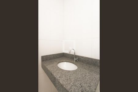 Banheiro de apartamento para alugar com 1 quarto, 43m² em Jardim Itu, Porto Alegre
