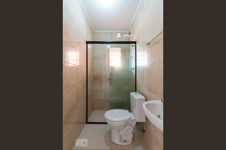 Banheiro de casa para alugar com 2 quartos, 62m² em Vila Carmosina, São Paulo