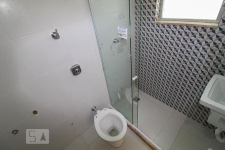 Banheiro de kitnet/studio para alugar com 1 quarto, 25m² em Catete, Rio de Janeiro