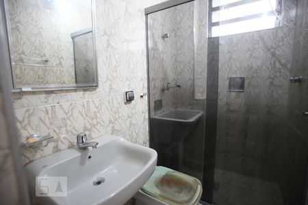 Banheiro de apartamento para alugar com 2 quartos, 42m² em Taquara, Rio de Janeiro