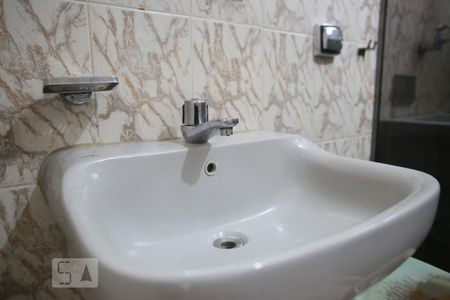 Banheiro de apartamento para alugar com 2 quartos, 42m² em Taquara, Rio de Janeiro